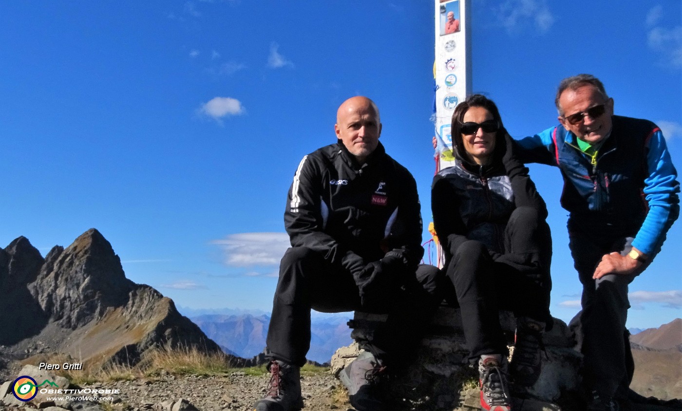 68 Alla croce di  Cima di Valle Pianella (2349 m) con Pizzo di Trona (2510 m).JPG -                                